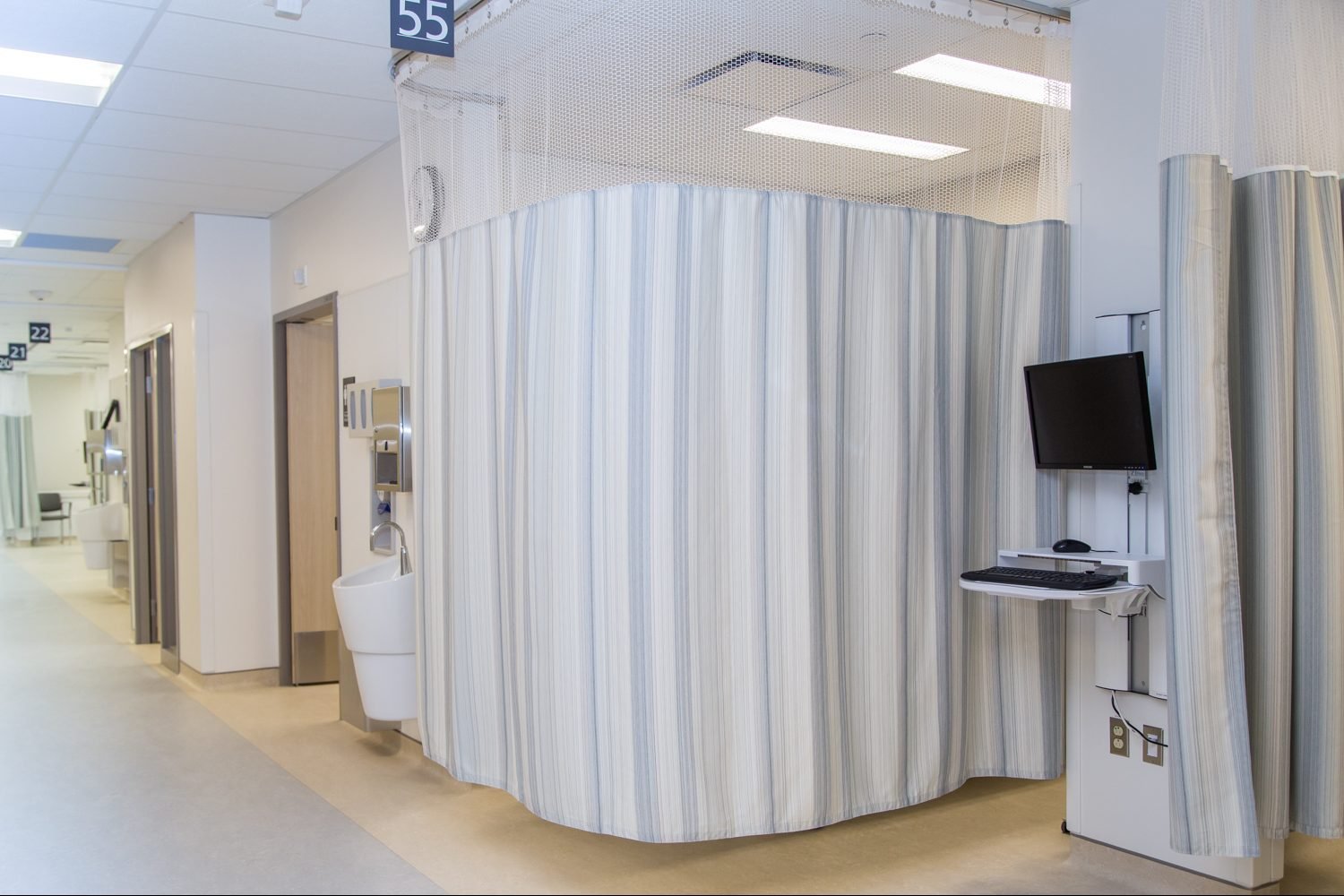 Cortinas para clinicas Lima Novolux — proyecto hospitalario