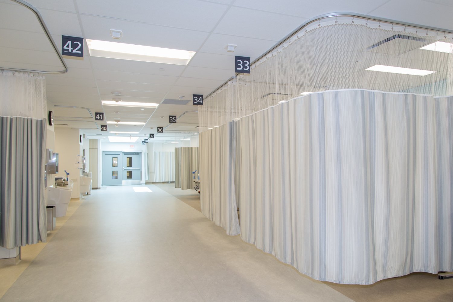 Cortinas para clinicas Lima Novolux — habitacion hospitalaria